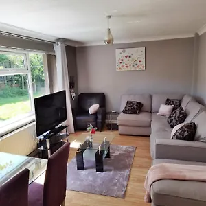 Holiday home Fourth Avenue, Lovely Bungalow Available For Guests And Contractors Parking Wifi, Nottingham